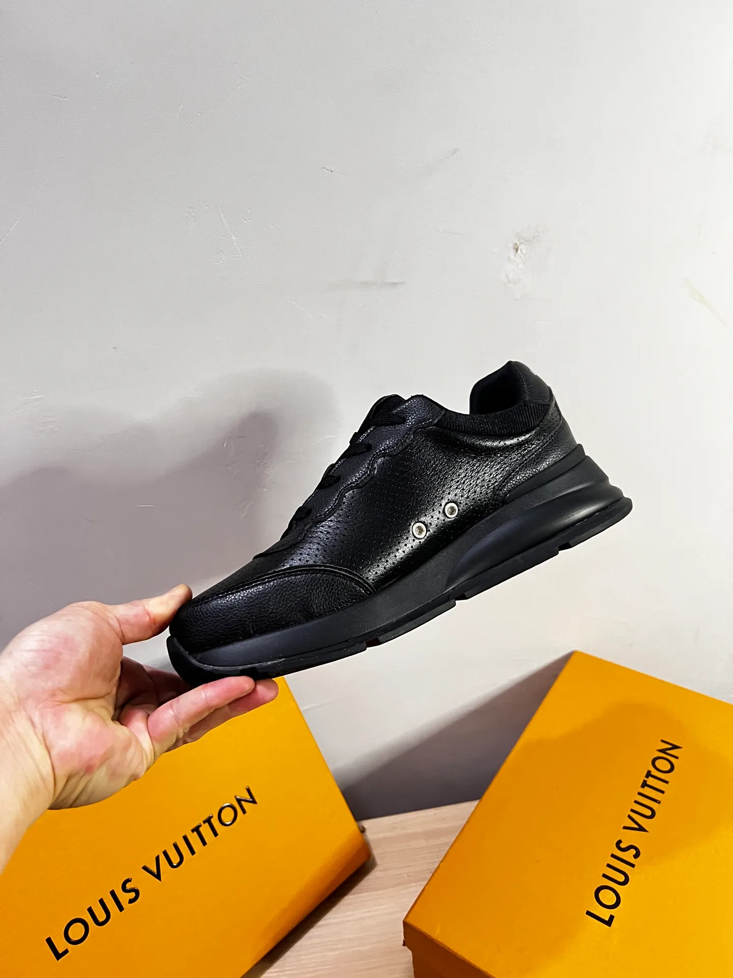Factory price: 438💰LV men's classic casual sneakers. This sneaker is made of soft cow leather and has a classic logo. The classic logo shapes the elegant upper. The thick yet lightweight rubber outsole is embossed with the Louis Vuitton logo. The padded insole and technical lining once again upgrade the comfort experience. The calfskin lining imported from Italy is high-end and comfortable, and the original outsole is light and wear-resistant! Purely handmade, details determine quality! Size: 38-45, customized 45